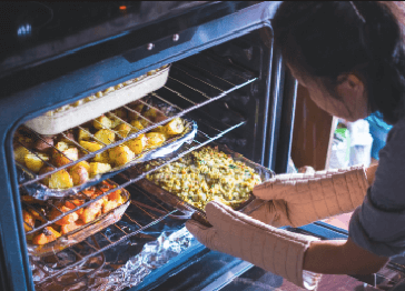 Non aprire lo sportello durante la cottura per evitare sprechi di gas ed energia. Non aprire lo sportello durante la cottura per evitare sprechi di gas ed energia.